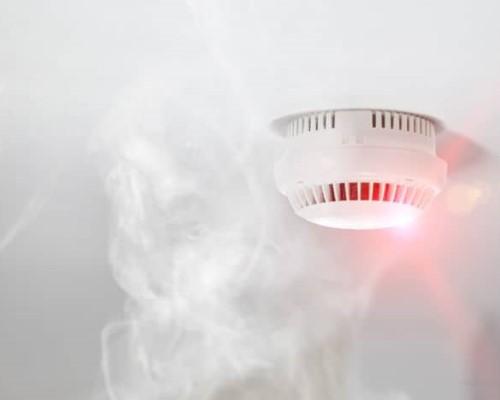 Proteja qualquer local de incêndios com a instalação detector de fumaça